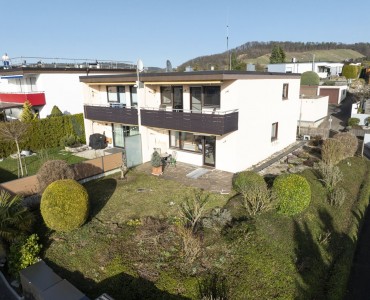 FAMILIENFREUNDLICHE DOPPELHAUSHÄLFTE mit Garten und zwei Garagen in ruhiger Lage